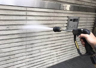 高圧洗浄の様子