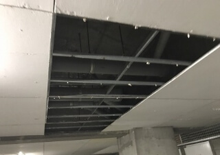 ボード貼り換え工事の施工前の写真