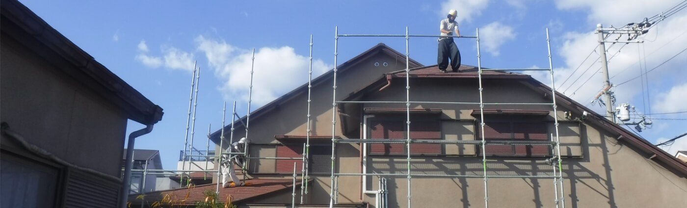 足場を組んだ現場での工事の様子