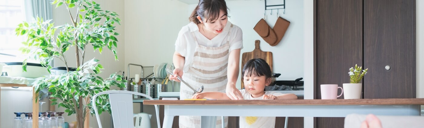 親子が料理をする風景