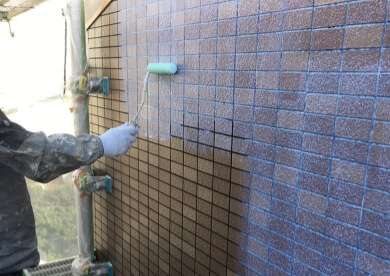 ローラーを使用した施工風景