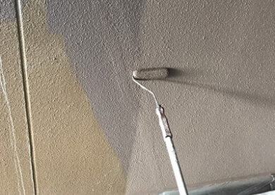 柄の長いローラーを使用した塗装風景