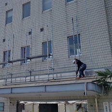 足場の設置風景