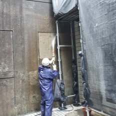 高圧洗浄を行う風景