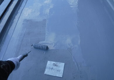 ローラーを使用した施工の様子